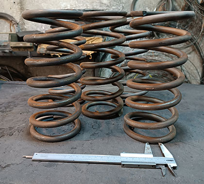 ساخت چند فنر فشاری قوی در کارگاه آسیا فنر